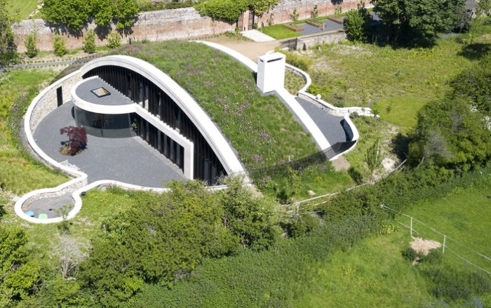 Арочная крыша дома-норы Ashraya щедро покрыта зелеными насаждениями (Чилтерн-Хиллз, Великобритания). | Фото: wallpaper.com.