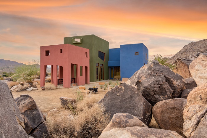 Культовый «Дом-памятник» среди калифорнийской пустыни теперь доступен для аренды (Joshua Tree National Park, США). | Фото: hypebeast.com.