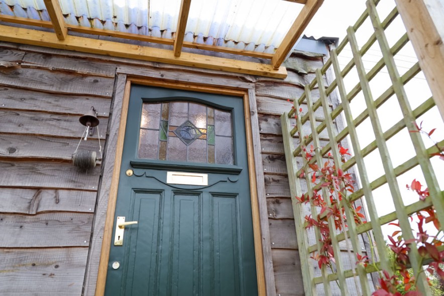 Витраж и входную дверь девушка нашла на свалке. Витраж и входную дверь девушка нашла на свалке.