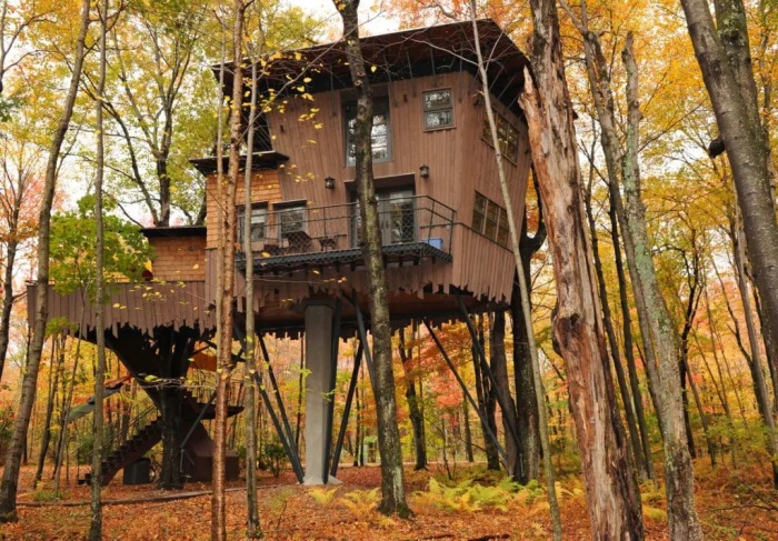Деревенский шарм двухэтажного номера Treehouse Cottage на ферме Winvian Farm обеспечивает роскошное уединение (штат Коннектикут, США). | Фото: travelandleisure.com.