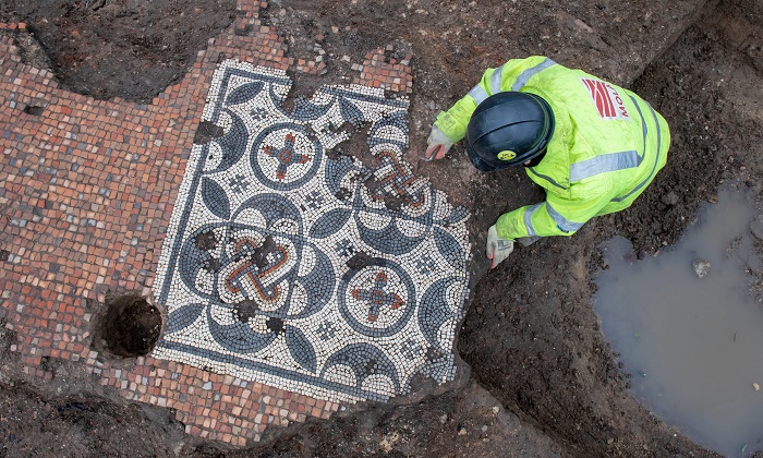 Специалисты Музея археологии Лондона считают находку большой удачей, ведь это самая масштабная мозаика, обнаруженная за последние 50 лет. | Фото: mymodernmet.com.
