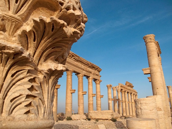 Искусная резьба украшает колонны, высеченные из бледно-золотистого известняка (Пальмира, Сирия). | Фото: educationperiodical.com.