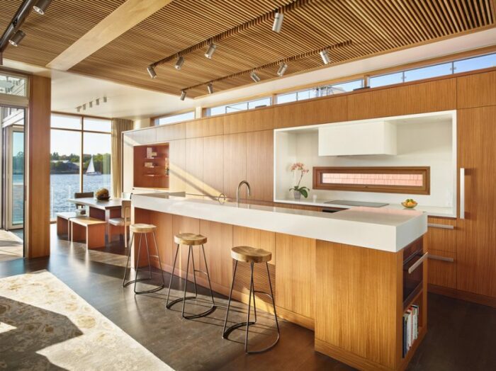 Из гостиной, кухни и столовой открывается превосходный вид, ведь они расположены на втором уровне (Сиэтл, США). | Фото: proudgreenhome.com.