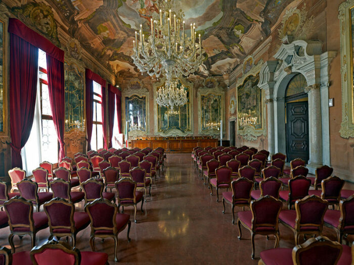 Один из актовых залов Университета Ка-Фоскари (Венеция, Италия). | Фото: zeldateatro.com.