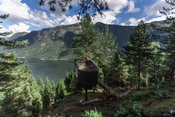 Организаторам эко-отеля Woodnest удалось создать пространство, ставшее воплощением самой смелой идеи жизни на природе (Одда, Норвегия). | Фото: | Фото: woodnest.no.
