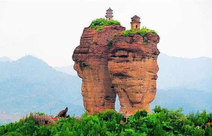 Недалеко от горного курорта Чэндэ в живописной провинции Хэбэй есть гора Шуангта, на вершине которой сохранились древние культовые сооружения (Хэбэй, Китай). | Фото: travel.creaders.net.