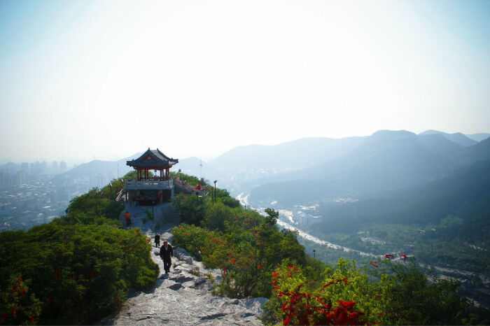 Издревле гора Цянь Фо Шань считалась священным местом, где проводились особые ритуалы, по задабриванию богов (Mountains of a Thousand Buddhas Park, Китай). | Фото: baike.baidu.com.
