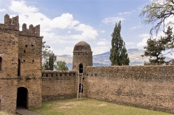 Часть крепостной стены и одна из 12 башен императорской резиденции (Fasil Ghebbi, Эфиопия). | Фото: id.foursquare.com.