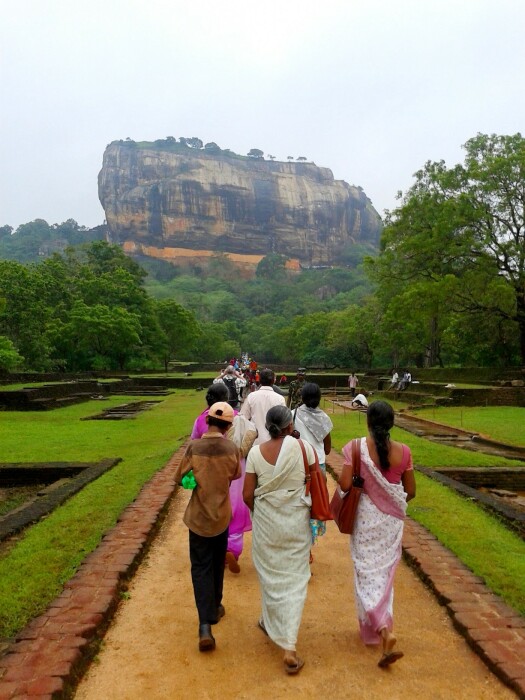 Миллионы туристов ежегодно посещают главную достопримечательность Шри-Ланки (Сигирия). | Фото: kolllak.livejournal.com.