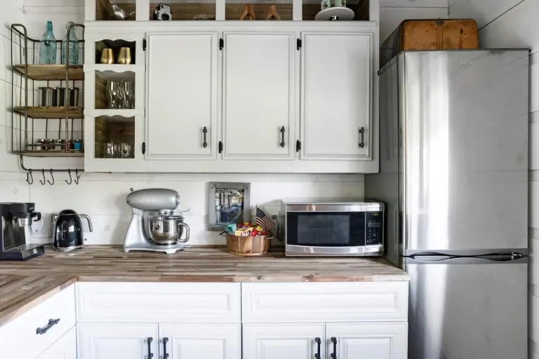 Современная кухня, оборудованная бытовой техникой высшего класса (Platform 1346, США). Современная кухня, оборудованная бытовой техникой высшего класса (Platform 1346, США).