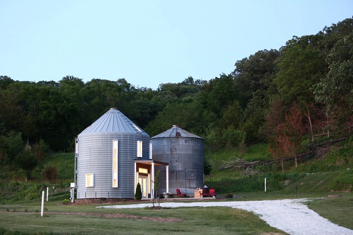 Второй бункер еще в стадии трансформации (Grain Bin Getaway, Айова). Второй бункер еще в стадии трансформации (Grain Bin Getaway, Айова).