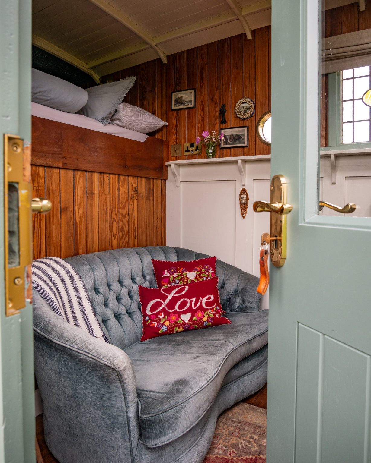 Двустворчатая дверь ведет в колоритный гостевой дом «Овсяная будка». Двустворчатая дверь ведет в колоритный гостевой дом «Овсяная будка».