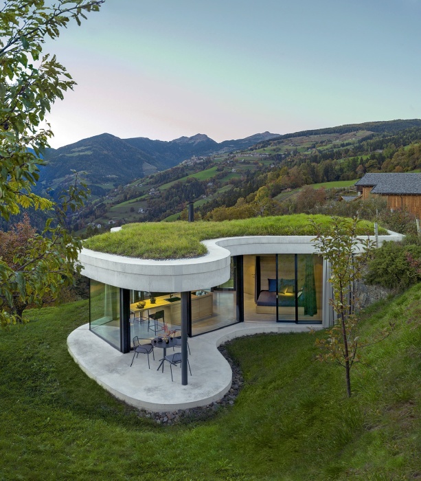 Биоаморфная форма крыши напоминает очертания окружающего ландшафта (Freiform, Италия). | Фото: designboom.com.