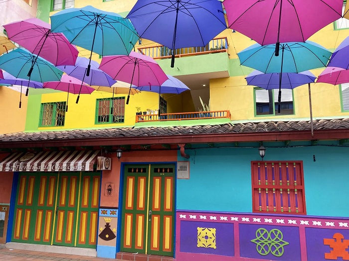 В небольшом колумбийском городке все сделано для того, чтобы каждый путешествующий получил массу удовольствия лишь от прогулок по колоритным улочкам и площадям (Guatape, Колумбия). | Фото: weseektravel.com.