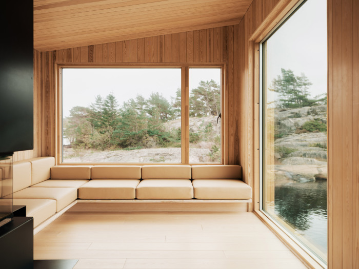 Стильный интерьер, где нет ничего лишнего не отвлекает от захватывающих видов за окном (Kjerringholmen, Норвегия). | Фото: linesolgaard.com.