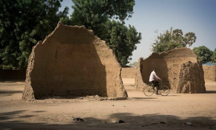 Многие традиционные дома племени мусгум превратились в руины, ведь глина не самый крепкий строительный материал (Case Obus, Камерун). | Фото: bigpicture.ru.