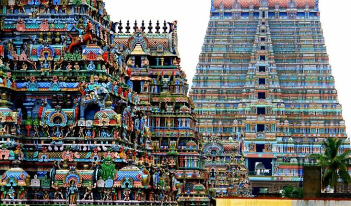 Множество фигур превратилось в удивительное разноцветье только в конце XX века (Madurai Meenakshi Temple, Индия). | Фото: templesinindiainfo.com.
