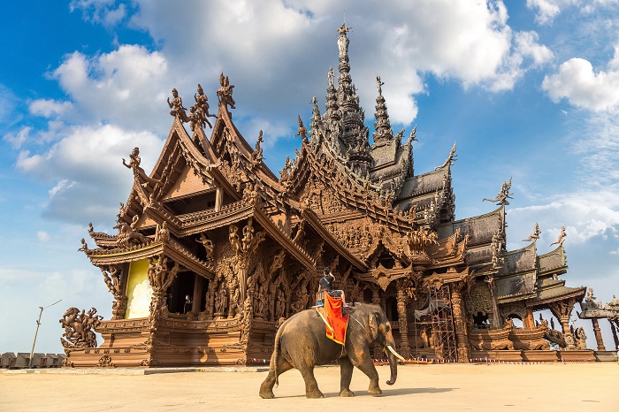 В храмовом комплексе доступно множество удивительных приключений и мероприятий, включая катание на слонах (Sanctuary of Truth, Таиланд). | Фото: thesmartlocal.co.th.