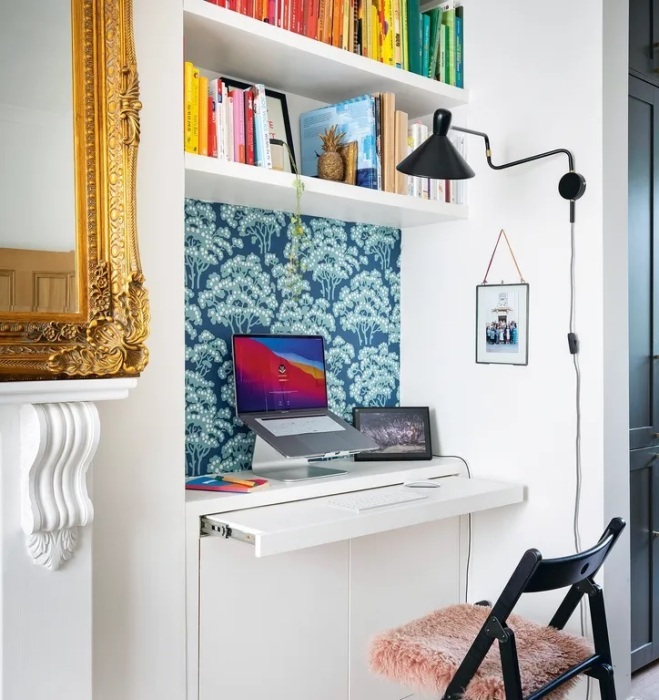Выдвижной компьютерный стол и складной стул помогут освободить пространство после рабочего дня. | Фото: housebeautiful.com.