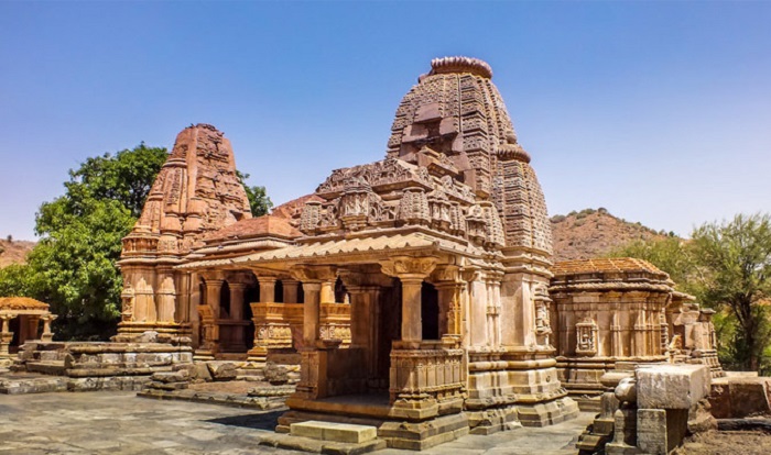 Храмы хоть и не очень похожи друг на друга, но имеют общие исторические и философские корни (Sas Bahu Temple, Индия). | Фото: myudaipurcity.com.