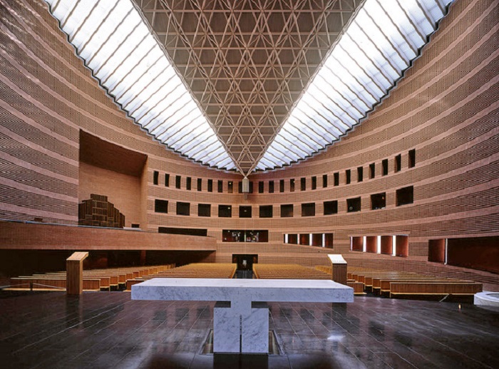 Свет в любом здании, спроектированном Марио Боттой усиливает смысл материалов, форм, линий и цветов и является главным украшением внутреннего пространства (Эссон, Франция). | Фото: cathedrale-evry.net.