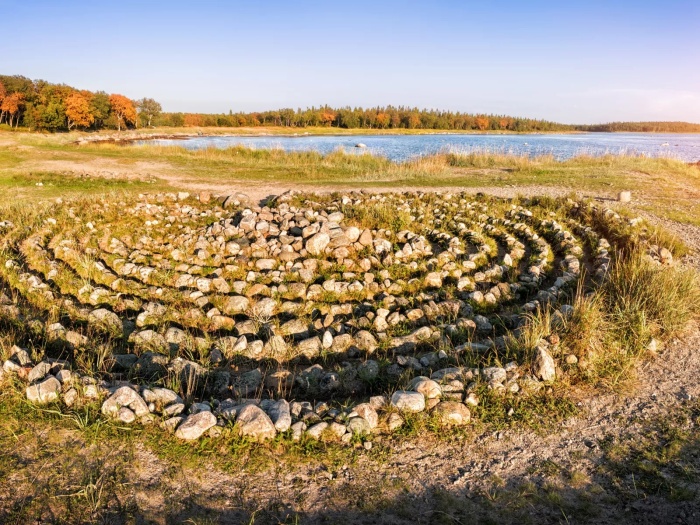 Один из каменных лабиринтов на территории Заяцкого острова. | Фото: ticketstour.ru.