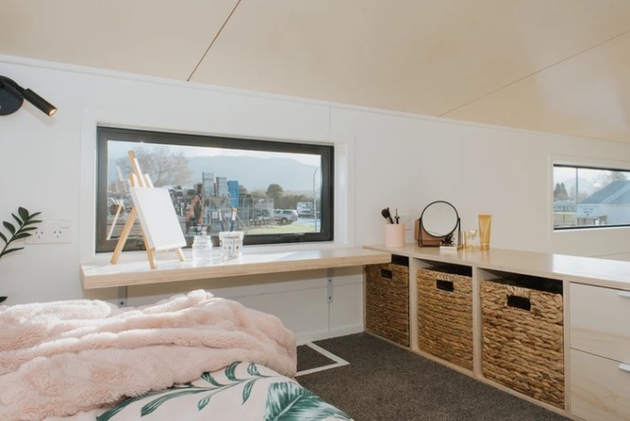 Вторая спальня имеет оборудованное рабочее место и может использоваться в качестве домашнего офиса (Rourou Iti, Новая Зеландия). | Фото: buildtiny.co.nz.