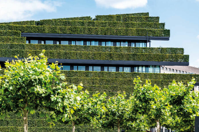 Для создания живой изгороди на всем фасаде архитектурного комплекса Ko-Bogen II было высажено около 30 тыс. лиственных деревьев (Дюссельдорф, Германия). | Фото: ubm-development.com.