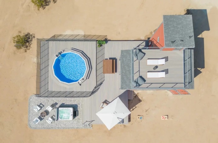 Возле основного дома предусмотрена большая терраса с летней столовой и бассейном, чтобы обеспечить гостям незабываемый отдых (SkyBox, Калифорния). | Фото: teenyabode.com.