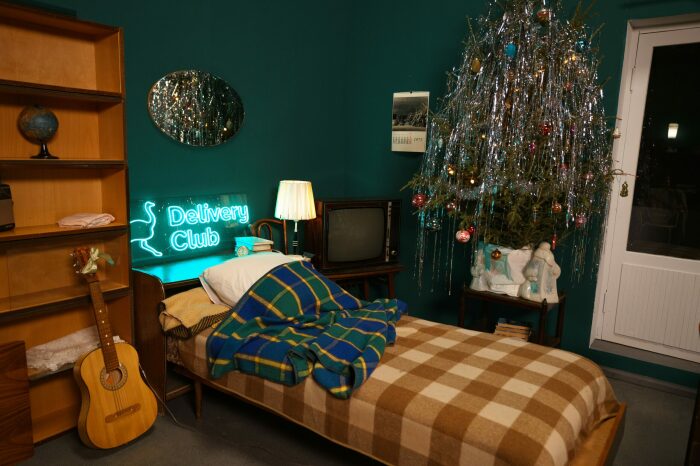 В квартире есть такая же кровать с клетчатым пледом и гитара. | Фото: piloramovo.ru.