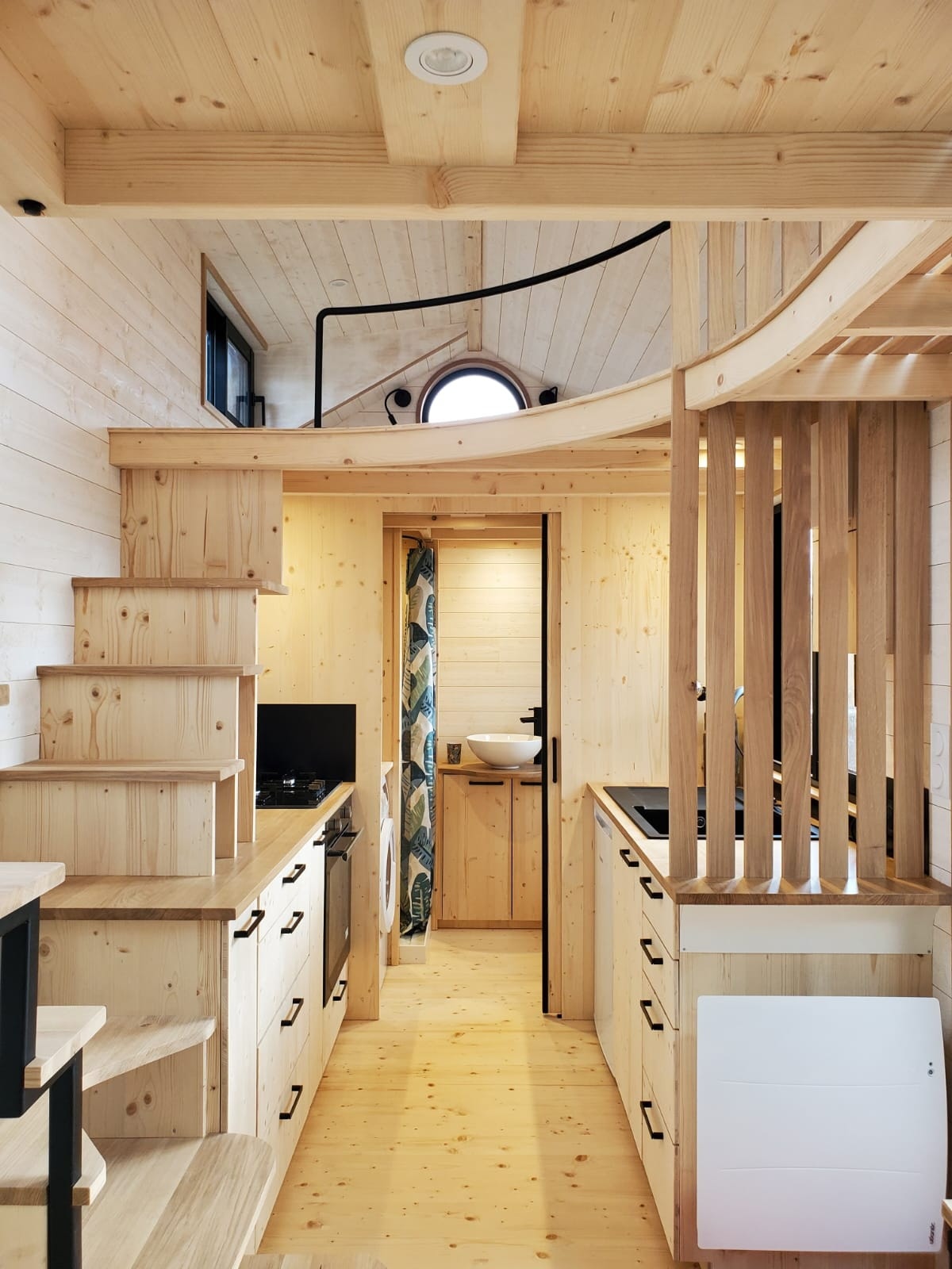 Кухонная столешница стала неотъемлемой частью лестницы (Naomi). Кухонная столешница стала неотъемлемой частью лестницы (Naomi).