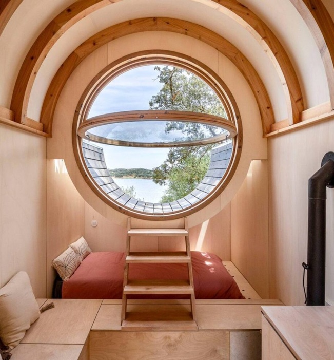 Гостиная плавно переходит в спальню.