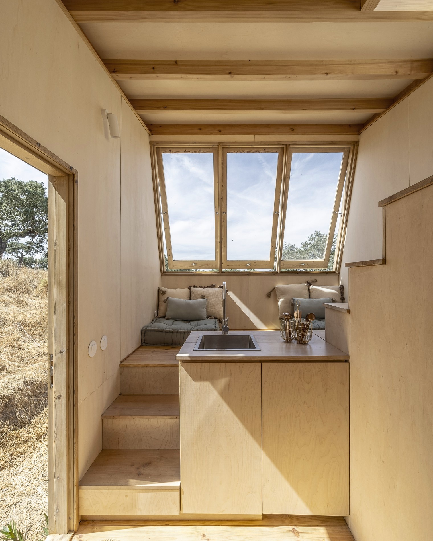 Три ступени вверх, и оказываешься в гостиной.