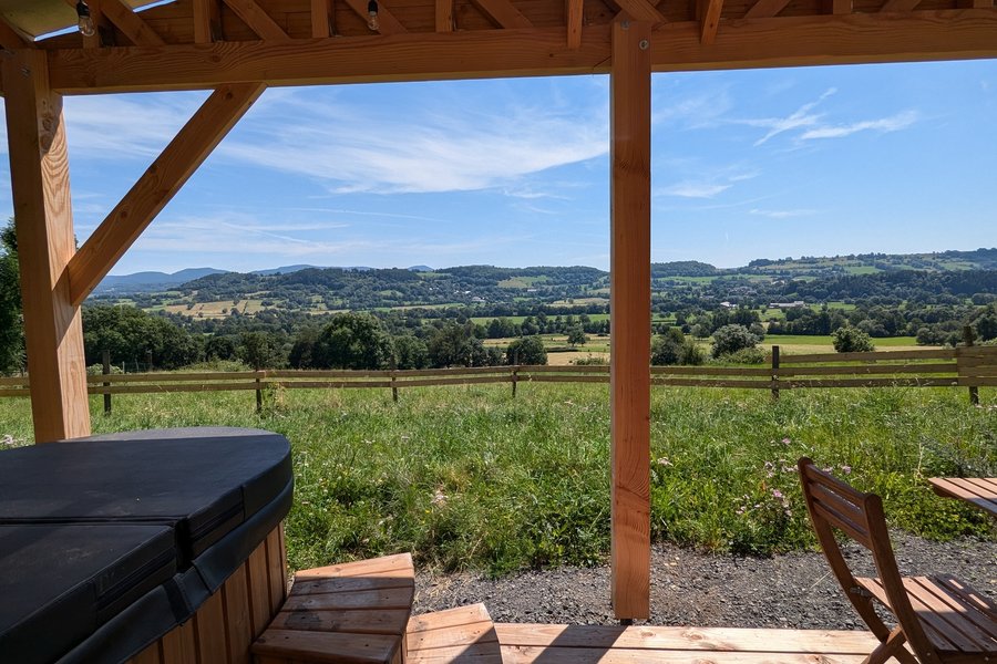 На свежем воздухе можно расслабиться в гидромассажной ванне (Tiny House Hobbit). На свежем воздухе можно расслабиться в гидромассажной ванне (Tiny House Hobbit).