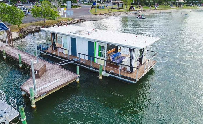 Уютный семейный дом имеет такую же структуру, как плавучие японские бордели. | Фото: smallisthenewbig.com.au.