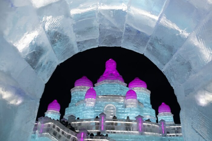 Все инсталляции, статуи и целые замки были высечены из льда (Harbin Ice and Snow World, Китай). | Фото: chinadaily.com.cn.