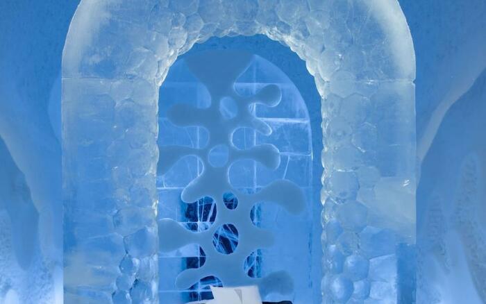 Каждая деталь интерьера Icehotel является произведением искусства, которое создают вновь и вновь. | Фото: edreams.com.