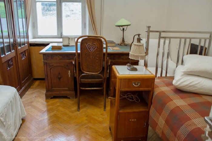 Скромная спальня В. И. Ленина в кремлевских апартаментах. | Фото: mysticalmagazine.com.