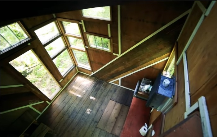 Нехитрая обстановка лесного домика, где Джейкоб прожил целых три года. | Фото: © Living Big In A Tiny House (Олимпия, США).