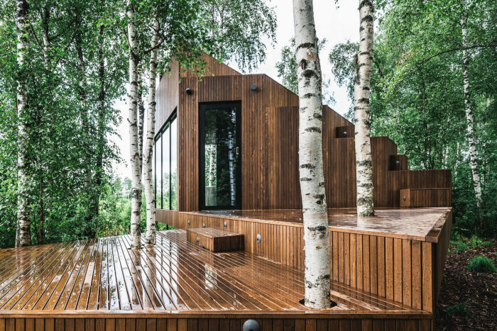 Деревянная платформа служит мостиком, открытой террасой и фундаментом для очаровательного лесного номера KASEKE (Maidla Nature Resort, Эстония). | Фото: interiordwelling.com.