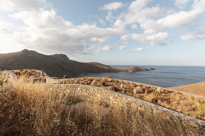 С какой стороны не посмотри, летняя резиденция Xerolithi House сливается с каменистым ландшафтом, присущим острову Серифос (Греция). | Фото: inspirationist.net.