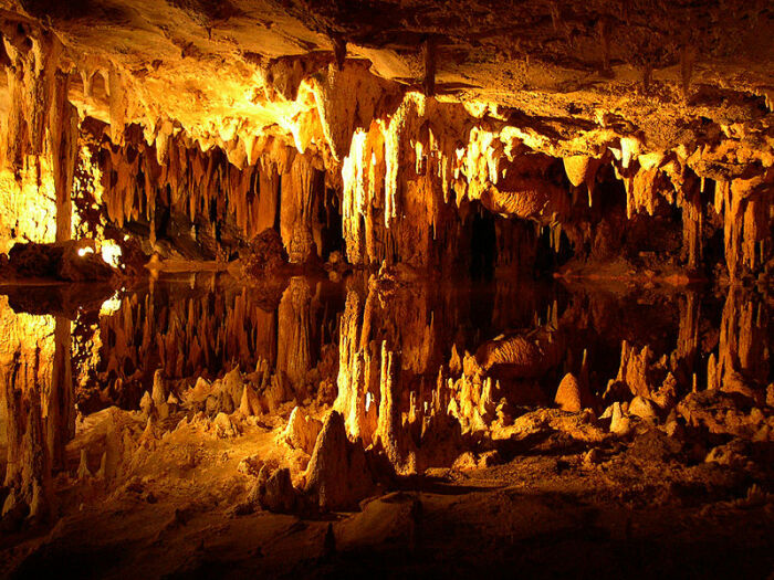 «Озеро грез», в зеркальных водах которого отражается вся красота, созданная природой на протяжении миллионов лет (Лурайские пещеры, США). | Фото: | Фото: en.wikipedia.org.