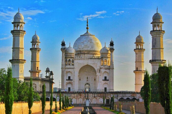 Издалека мало кто может определить, что на возвышенности красуется не Тадж-Махал, а совершенно другой мавзолей (Bibi Ka Maqbara, Индия). | Фото: azureskyfollows.com.