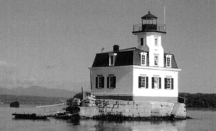 Вторая версия Esopus Meadow Lighthouse, фасад которой облицован деревом (США). | Фото: abouttown.us.