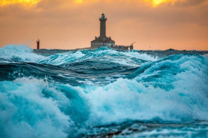 На крошечном острове в Адриатическом море маяк Порер превратили в отель с двумя номерами (Хорватия). | Фото: lighthouse-travel-club.com.