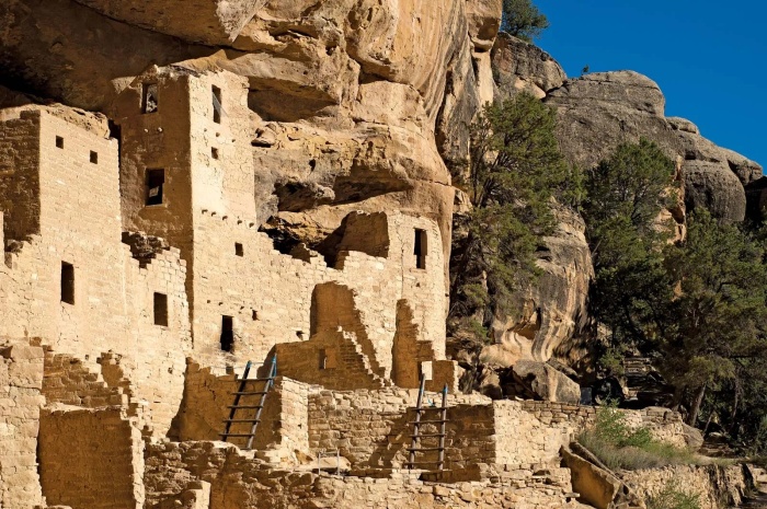 На каждый уровень жители скальных поселений попадали с помощью лестниц (Mesa Verde National Park, США). | Фото: uncovercolorado.com.