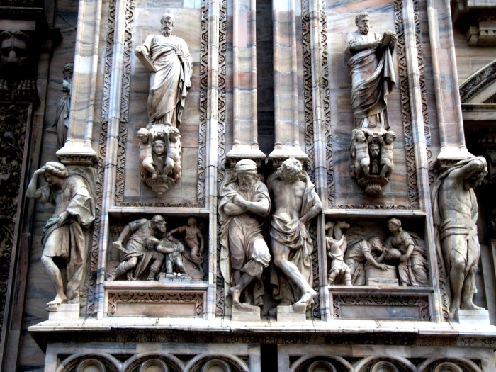 Бело-розовый мрамор стал главным строительным и отделочным материалом Duomo di Milano (Италия). | Фото: adventureda.blogspot.com.
