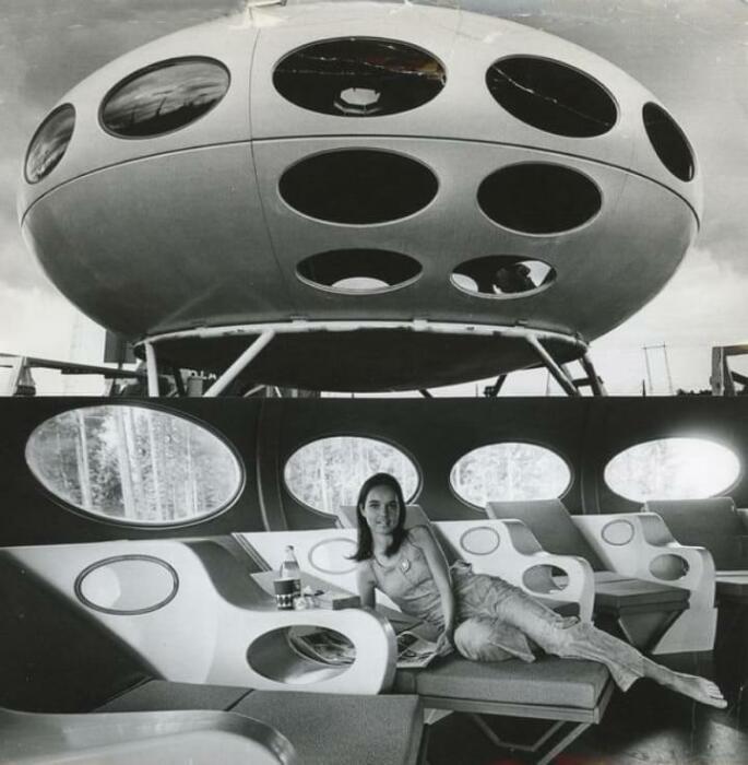 Рекламные плакаты 1968 г. больше похожи на иллюстрацию к научно-фантастическому фильму нежели на реальность (Futuro House). | Фото: accidentallywesanderson.com.