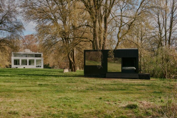 Черный цвет и масштабное остекление помогают «растворить» архитектурный объект в природном ландшафте (Raus Cabin, Германия). | Фото: dezeen.com.