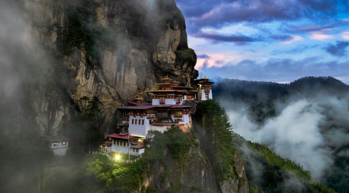 Парящий среди тумана над скалами монастырь, является гимном гению древних строителей (Такцанг-лакханг, Бутан). | Фото: travel.ru.